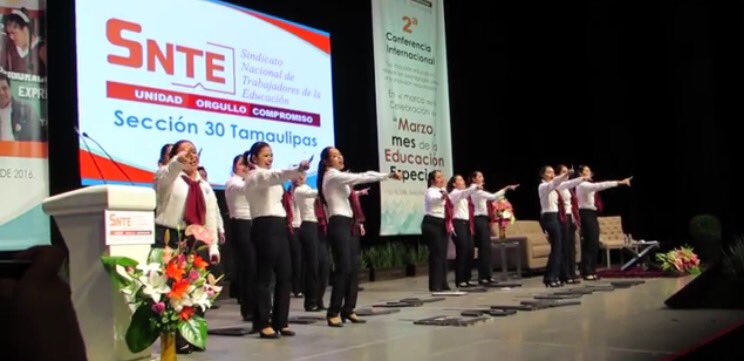 ZebdiD's tweet photo. Presentando en lenguaje manual "la vida es un vals" #MarzomesdelaEducaciónEspecial #Docente feliz 💜 #SNTE30 https://t.co/V5k9STYGAM