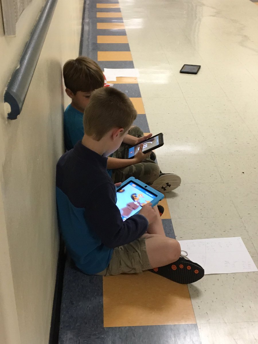 smcdevitt_MES's tweet photo. Loved learning all about #chatterpix today with Mrs. Simon @hillside_media #howl4thehuskies #teammcdevitt https://t.co/cymHU5Gece