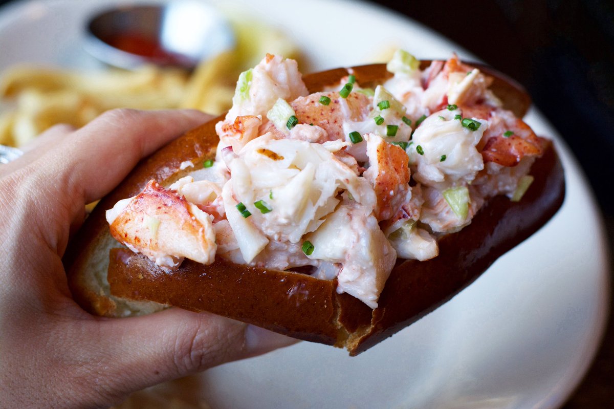 i like the way you roll. {lobster roll @OysterBah} || check out <a href="/mallorykorol/">Mallory Korol</a>'s review #ontheblog. #fabfoodchicago
