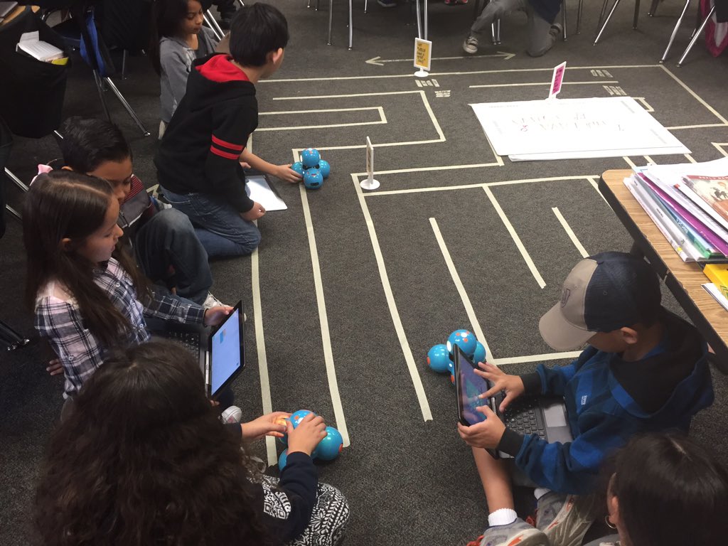 TripleCrownEl's tweet image. 3rd Graders participating in Dash Races! #STEM #codingROCKS #coltswithcollegedreams @ValVerdeUSD