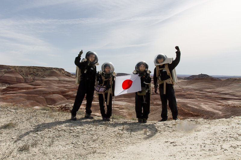 mdrs_crew165's tweet photo. Team Nippon represents Japan on #Mars. @TheMarsSociety #MDRS #Japan #日本火星協会 #火星 #オデッセイ https://t.co/rZ2GJHiEzU