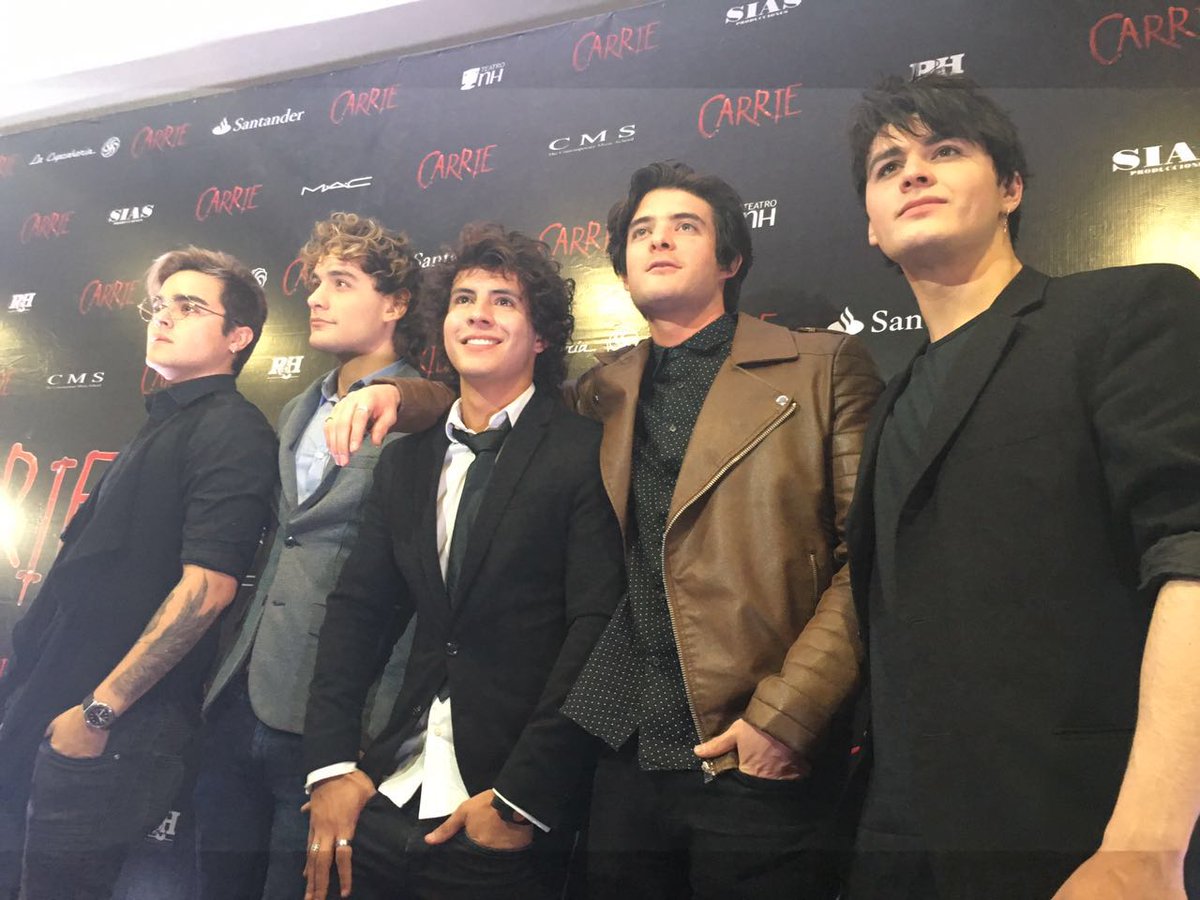 loveandpridemx's tweet photo. Alfombra Roja #CarrieMexico contentos de ver en escena a nuestros amigos @lalobrito @DannyLujan 💣💣 https://t.co/ByTjEvq6Py