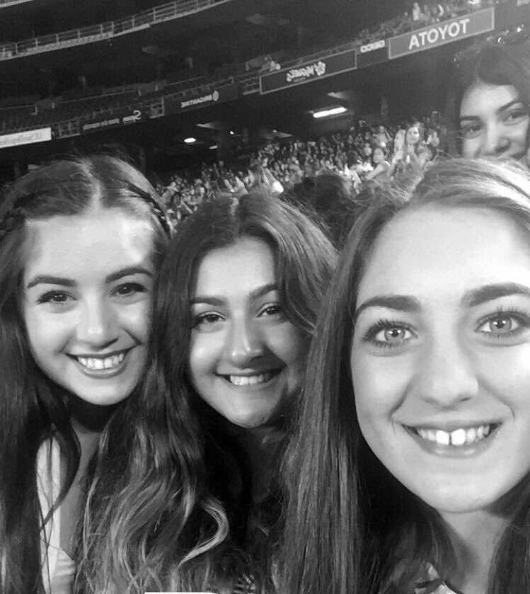 Happy birthday to everybody's favorite <a href="/alexandraasomo/">alexandra</a> 😻 concerts are way more fun with you😛❤️ #werecominforyajb