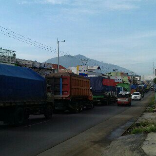 ontenks's tweet photo. @infobdg tanjungsari arah bandung macet total,efek banjir di rancaekek https://t.co/lwbngVJf8b