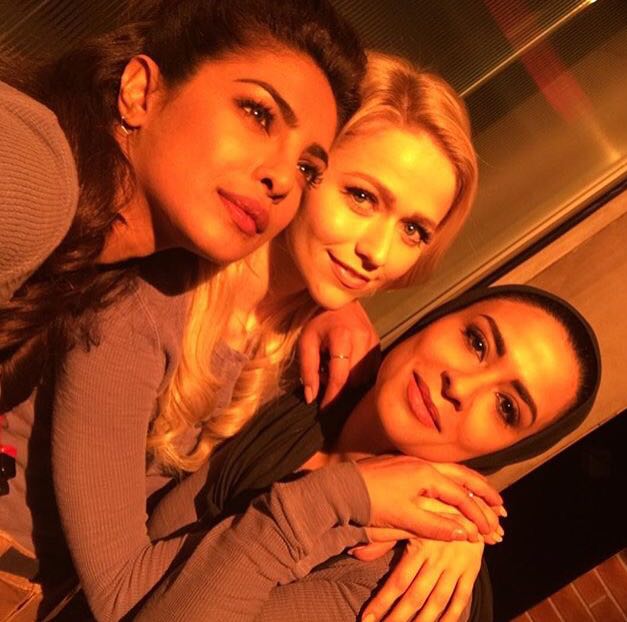 ZoomTV's tweet photo. Selfie Time! - @priyankachopra with the co-stars of her Hollywood series https://t.co/3wMy0taADA
