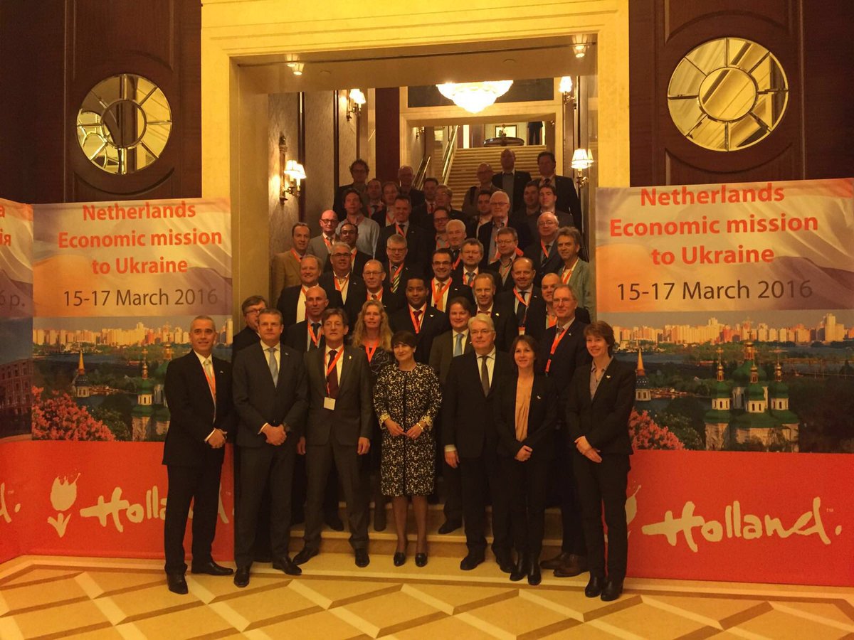 MinBZ's tweet photo. Minister #Ploumen met deelnemers @NLhandelsmissie Oekraïne, komende dagen vol programma #NLUkraine https://t.co/8h0BAw0vkC