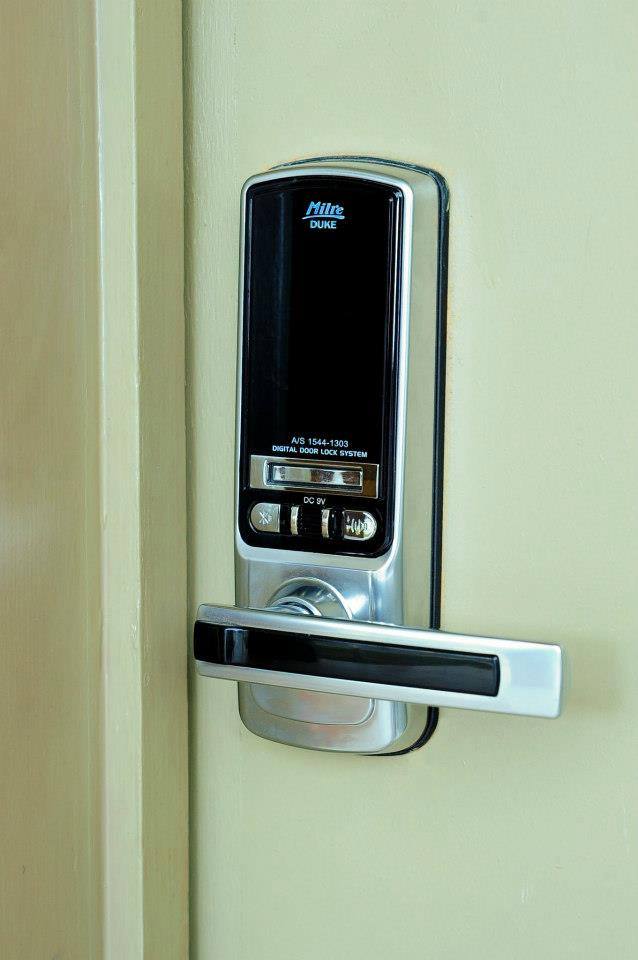 MI-5000 Duke загварын дижитал цоож
Код+соронзон түлхүүрээр нээнэ.Дэлгэцэн дээрх тоонууд шилжих функцтэй.Утас99983232