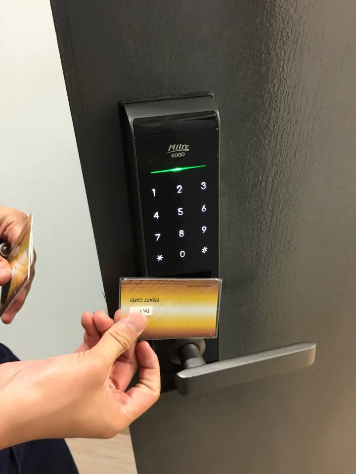 MI-6000Ys загварын дижитал цоож
Код+карт+механик түлхүүр+ нэмэлтээр алсын удирдлаг суулгаж болно.Утас 99983232