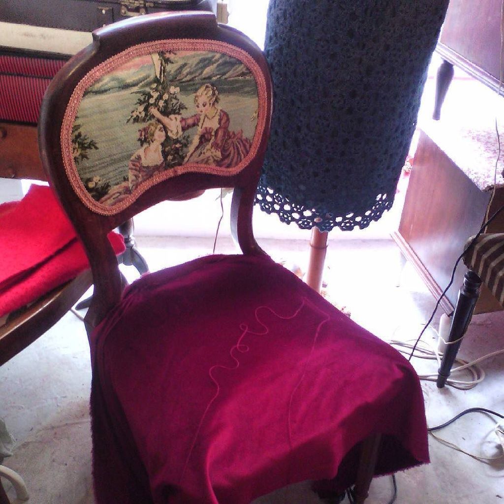 AthensInsta's tweet image. #antiqueobjects #antiquechair#oldchair #artwork #tapestry #velvet by matinacreations ift.tt/1pKqwyy