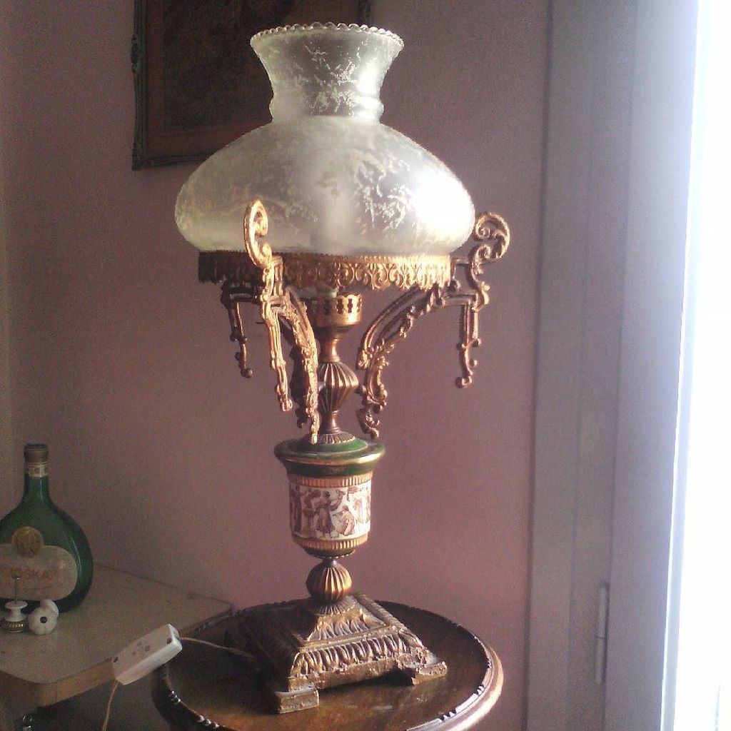 AthensInsta's tweet image. #antiqueobjects #antiques#lamps #glass #porcelain #forsale #matinacreations #athens #greec… ift.tt/1pnbZbI