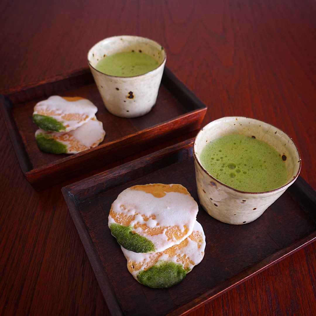 Tomo 本日の朝抹茶の友は 岡山は津山 粟井製菓の 津山の波せんべい 岡山のスーパーで 玉子煎餅 に砂糖と青のりのお化粧が鮮やかで眼を惹いた なるほど波のようにも見え 甘さとともに青のりの風味が効いた風流なお煎餅 朝抹茶 抹茶 T Co