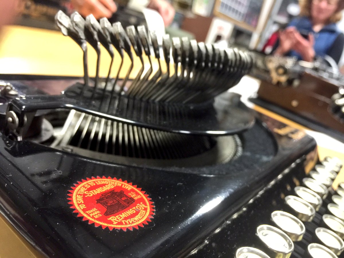 PDXtypewriters's tweet photo. #PDXCC is always an amazing time and oh the sounds. Good to catch up with @nikocourtelis and @AceTypewriter too! https://t.co/1815NPVe9o