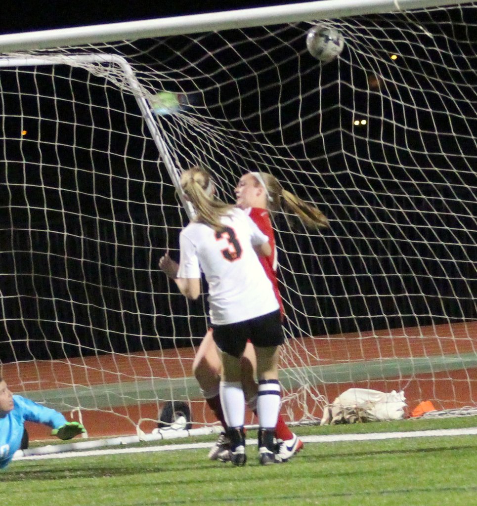 TCookston's tweet photo. Katie Givens scores RW's 2nd goal here in RW win over TLEE @RHSJacketBacker @RISDAthletics https://t.co/jObXMKIUvY