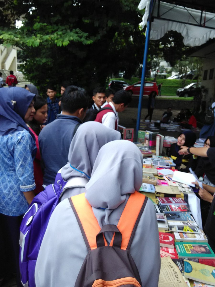 SP13RIT_CORP's tweet photo. Bazar bukunya juga nih rame bangettt,, yuk kemari anak2 upi, di bpu nih,, :) https://t.co/lCaEt53R0O