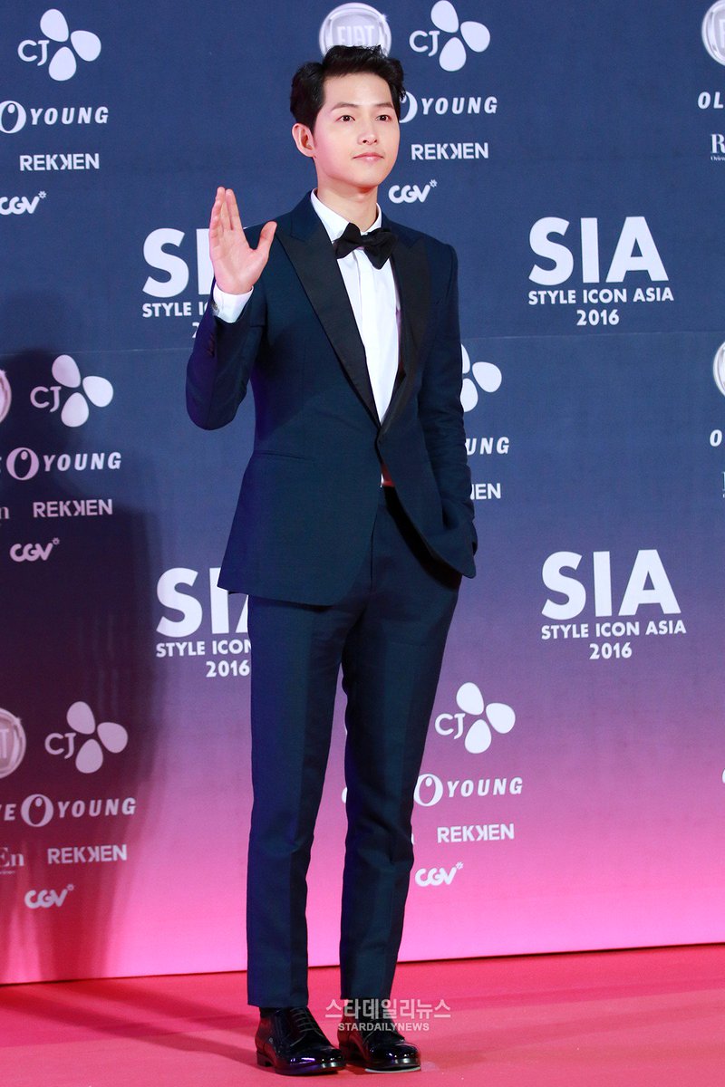 poongs_j's tweet photo. Damn!!! Look at #SongJoongKi!!! 😍😍😍 #StyleIconAsia https://t.co/6Jve4dKvWC