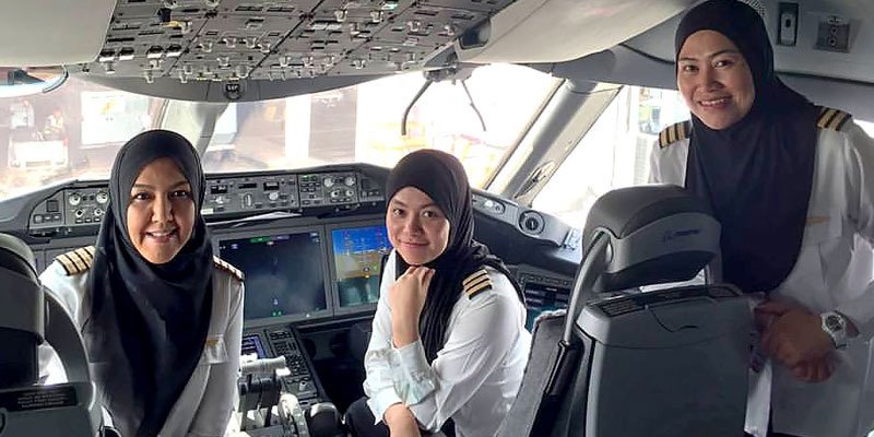 people's tweet photo. 1st all-female flight crew for Royal Brunei Airlines has landed a plane in Saudi Arabia 👏✈️ https://t.co/HCuek3rey8 https://t.co/kbdCNXzWtT