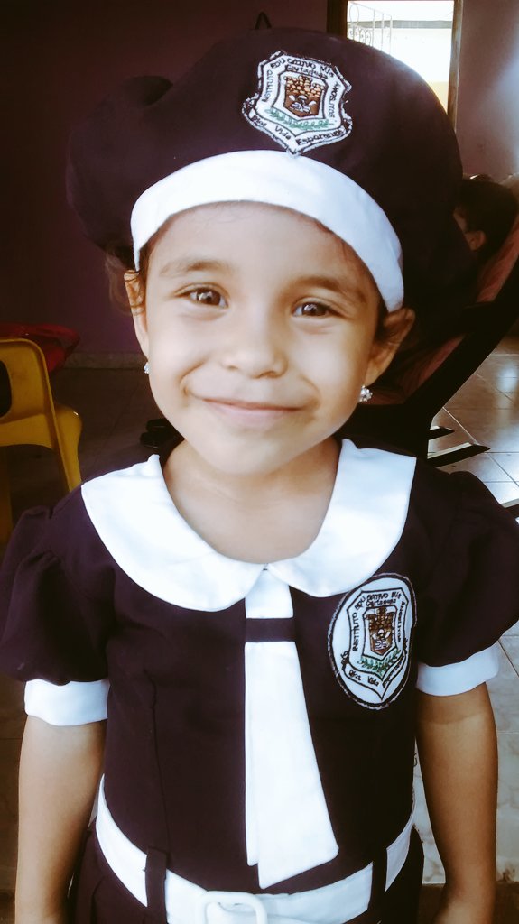 Guxzx's tweet photo. Que alegría fue para mí sobrina el verme en la puerta del colegio. :) https://t.co/dRB22hYLs4