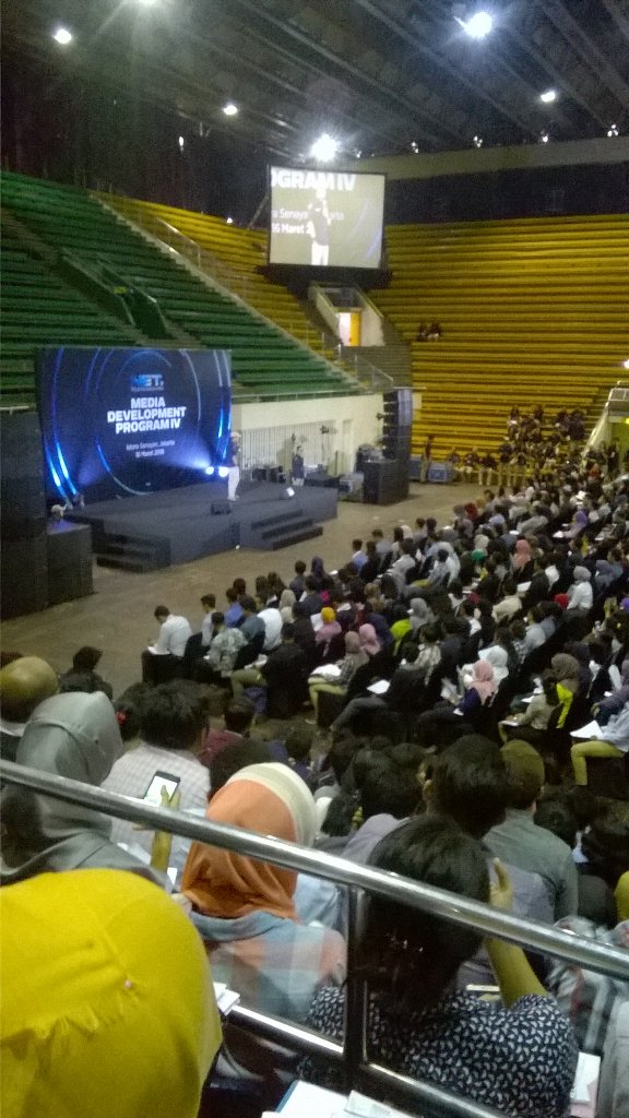 ResviaAfrilene's tweet image. Bapak Wisnutama is on the stage... "Creative and discipline, you must have it!" Buuuyaaa @netmediatama #MDPIV_NET
