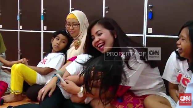 CNNIDmagazine's tweet photo. Untuk menemani makan siang Anda, simak perjuangan @justsilly dlm mendirikan Rumah Harapan. https://t.co/zTFiJXlgLK https://t.co/cWzQ2Clq7H