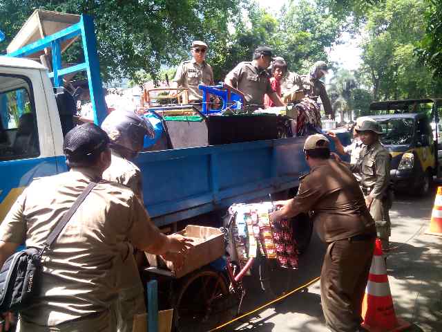 Penertiban PK5 gabungan tk.Kec jl. DENPASAR RAYA <a href="/kecsetiabudi/">Kecamatan Setiabudi</a> <a href="/KotaJaksel/">Kota Jakarta Selatan</a> <a href="/BeritaJakarta/">Berita Jakarta</a> @SatpolPP_Prov