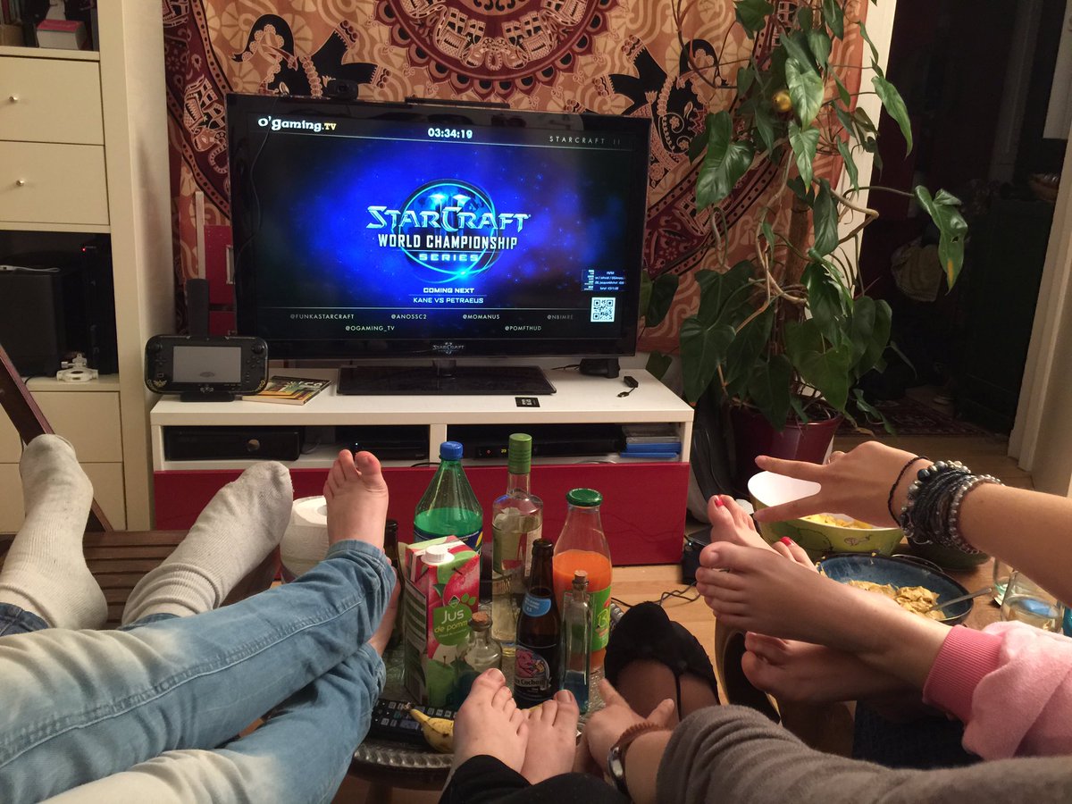 alycrunch's tweet photo. Souvenir d'un ancien temps avec mes coupines @madmoiZerg, devant un bon ZvZ ! Et toujours devant @OgamingSC2 ❤️❤️❤️ https://t.co/AYYxqMKKmr