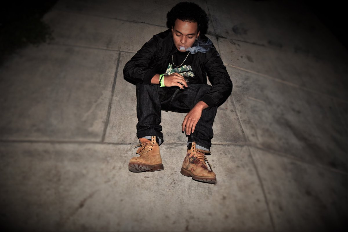 FOREVERTHIS_93's tweet photo. Just a stoner , https://t.co/q3Q2njN1lr