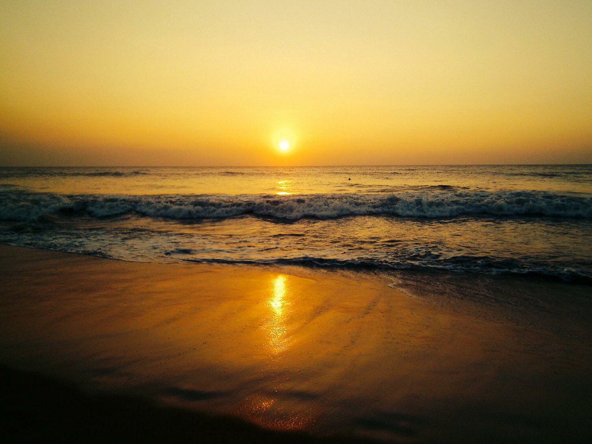 SLHolidayseu's tweet photo. #Sri Lanka
#Hikkaduwa 
#Beach fun https://t.co/gUzG9Eg4iL
