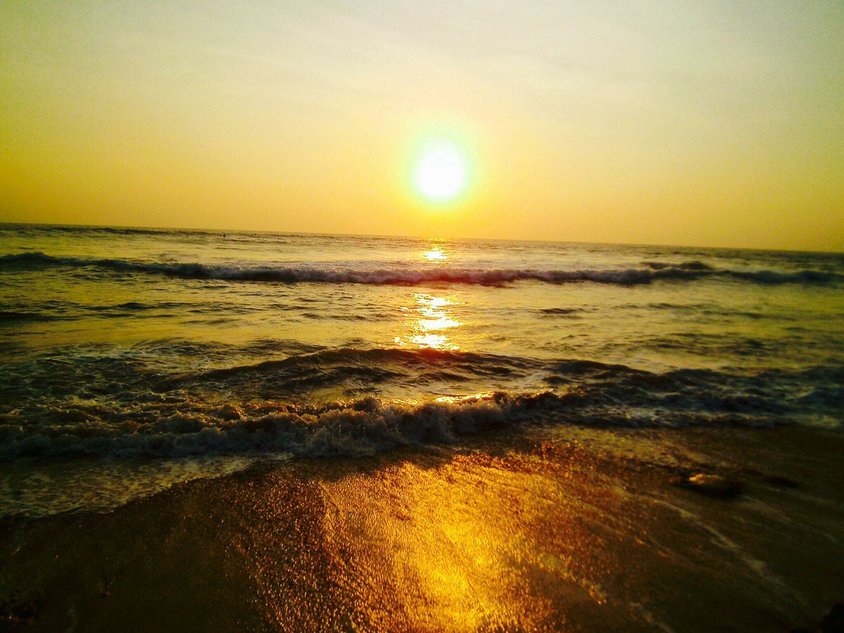 SLHolidayseu's tweet photo. #Sri Lanka
#Hikkaduwa 
#Beach fun https://t.co/gUzG9Eg4iL