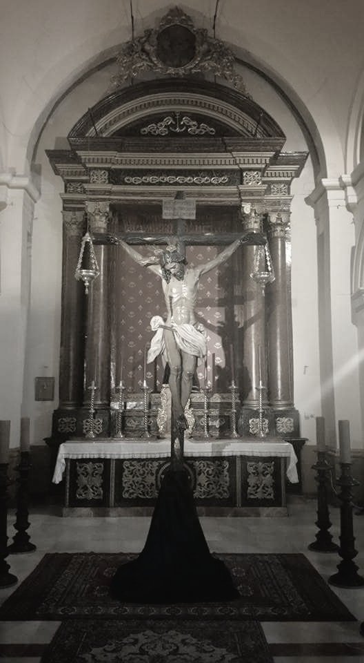 El ambiente en Arahal hoy es distinto. Es miércoles de pasión y el Dios de la Esperanza está en besapiés. #Arahal