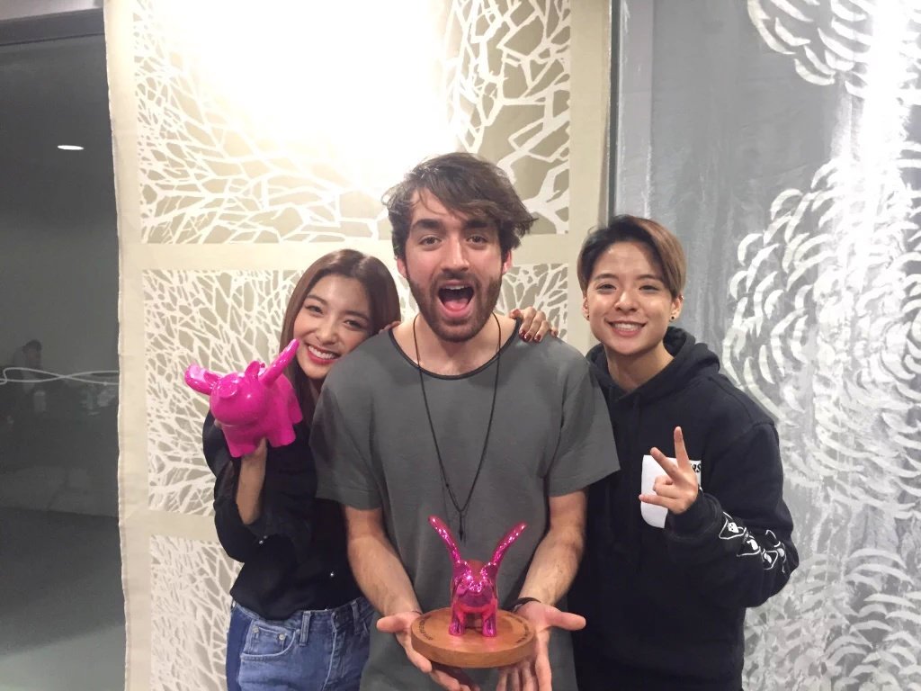 ajol_fx92's tweet photo. So amazing sharing the stage with Oliver Heldens lasnight! Thank you! #sia #styleiconasia [@sweetluna93] https://t.co/NWdmKAuT3N