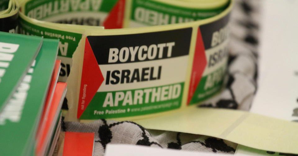 #BDS activists stick anti-Israel labels on products in #Canada #BoycottIsrael #Jews #Gaza timesofisrael.com/bds-activists-… …
