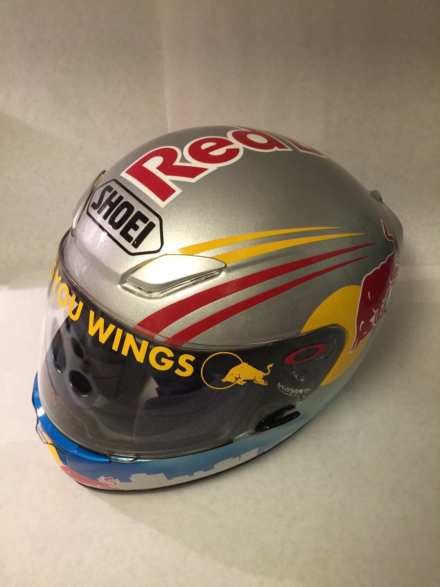 lmdesign19's tweet photo. Finished Bull helmet! #redbull #shoei #lancemilesdesign #customhelmet https://t.co/IaGJa1zThM