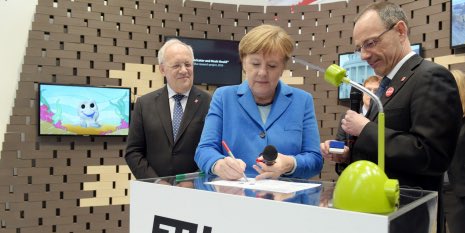 matt__himself's tweet photo. Angela Merkel using our coloring app! #augmentedcreativity #CeBIT https://t.co/7BcDYEISac