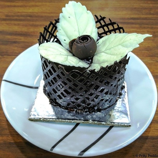 PrityPoddar's tweet photo. #Eggless #ChocolateTruffle #Cake @ #Cremecup.in #Kolkata #India ☺
https://t.co/WmWAXvcVak
#pritypoddar #foodblogger https://t.co/Gqn7LcFjM3