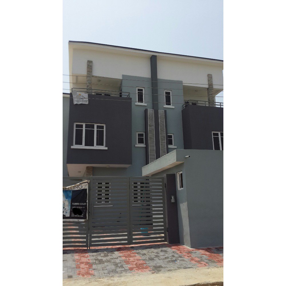EkoRealtyNG's tweet photo. FOR SALE. 4 bedroom semi detached duplex with BQ at Ikota Villa Estate. Price is N38m. #realestate #lagos #art https://t.co/8SIPHyjIjt