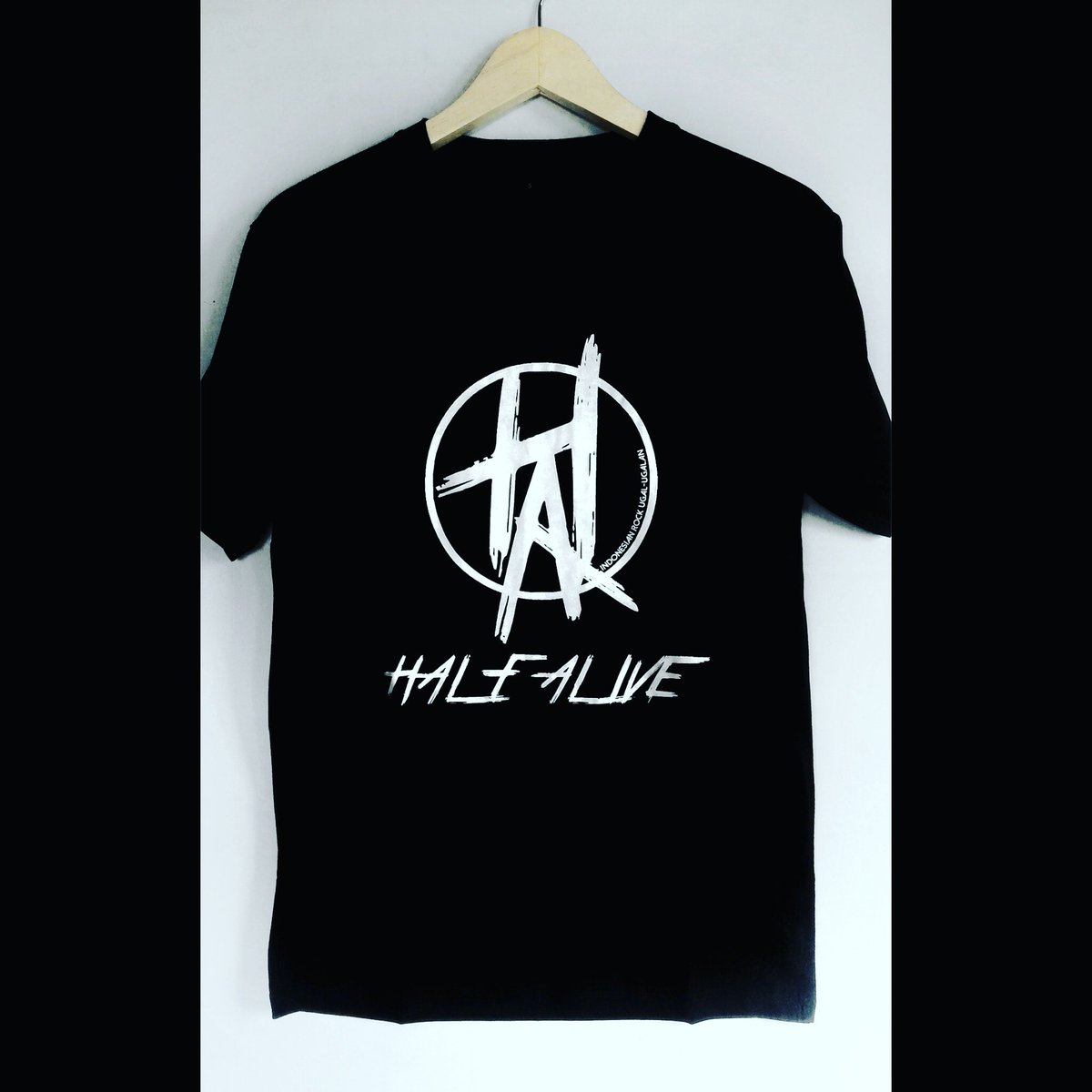 Ayo order lagi ayooo 
'T-shirt HALFROCK size S M L XL 
85rb ajaa ,bahan adem enak dipake. cp : line : lthfpratama