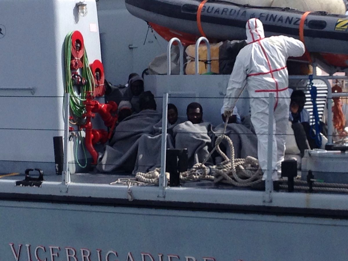 Crinova's tweet photo. crocerossa: RT AlessiaLai: A #Lampedusa crocerossa accoglie 114 #migranti mentre a #Augusta e #Pozzallo ci si prep… https://t.co/LU1s4hESGO