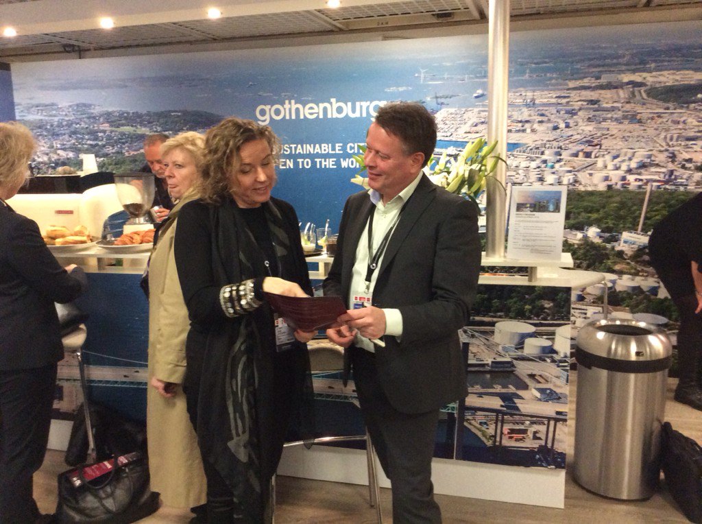 Averborgs's tweet photo. Fruktsamma möten på #mipim. Lena på #hsbgöteborg pratar utveckling med @atriumljungberg https://t.co/WRhOjnyfDA