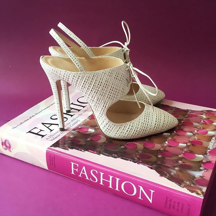 andreawazen's tweet photo. Laced Up White Mule Beauties -  A Spring Essential Classic Style but with a Twist #andreawazen #tuesdayshoesday https://t.co/xEPlVJJpSE