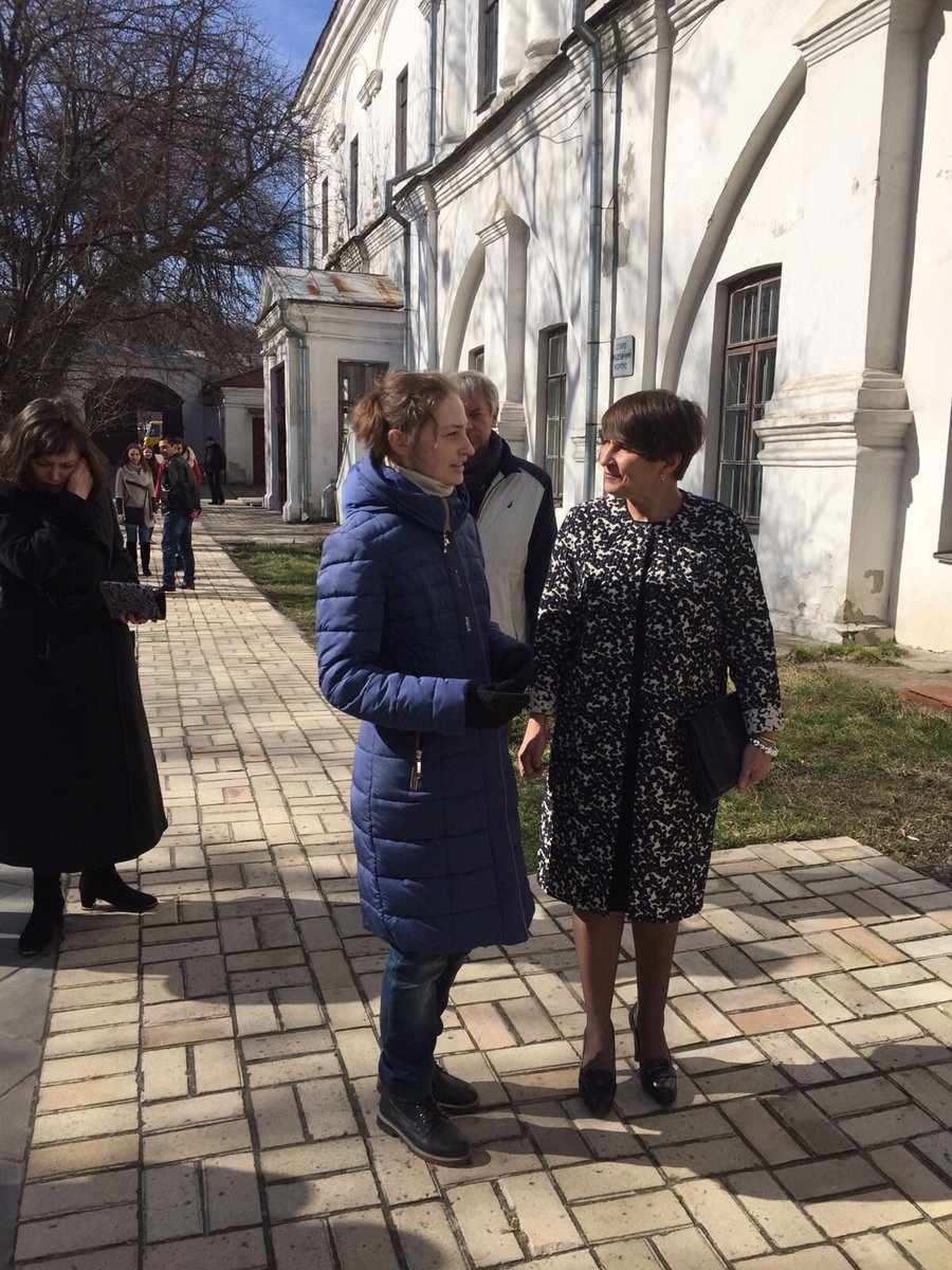 MinBZ's tweet photo. #Ploumen in gesprek met studenten Kyiv Mohyla Academy over hoop die de hervormingen in Oekraïne bieden #NLUkraine https://t.co/kiDBirxXrn