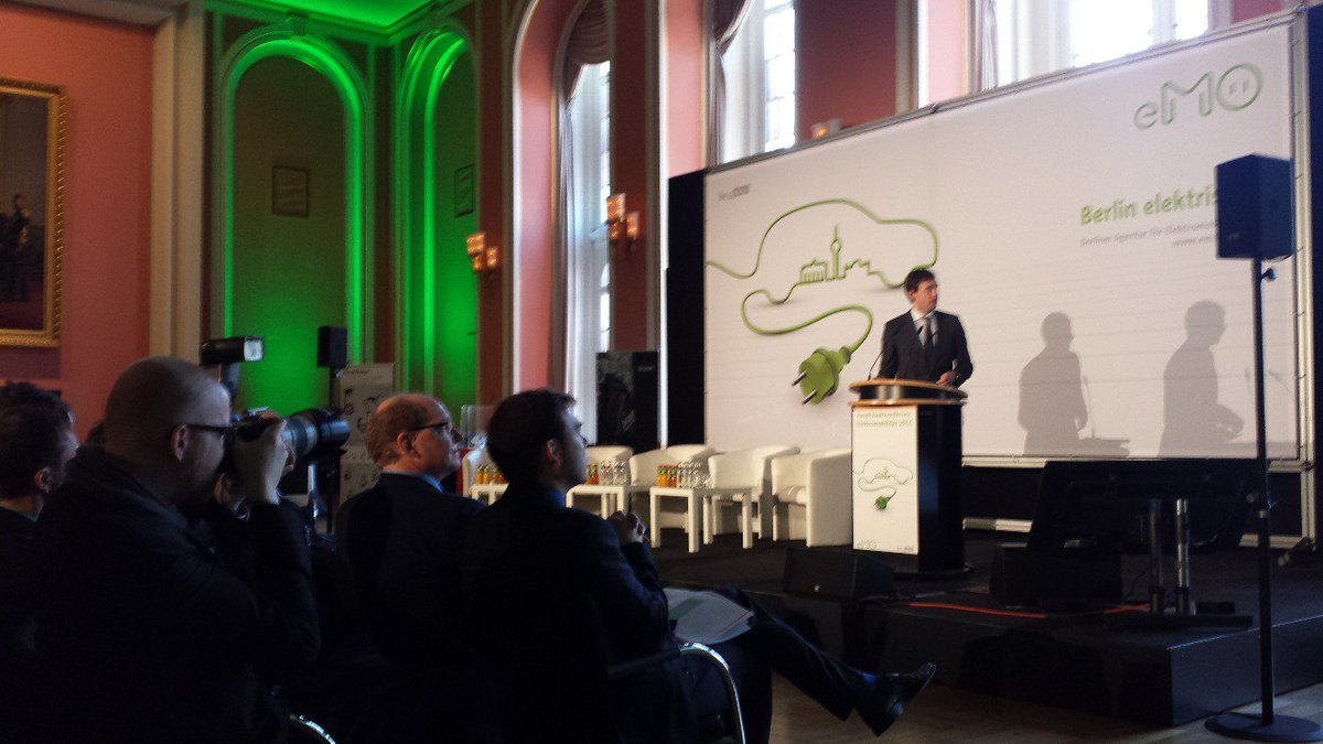INFRADialogDE's tweet photo. Einblick in die neue McKinsey Studie "Wertschöpfungspotentiale urbaner Mobilität in Berlin" auf der #HSK2016 https://t.co/8y3aoEx9DV