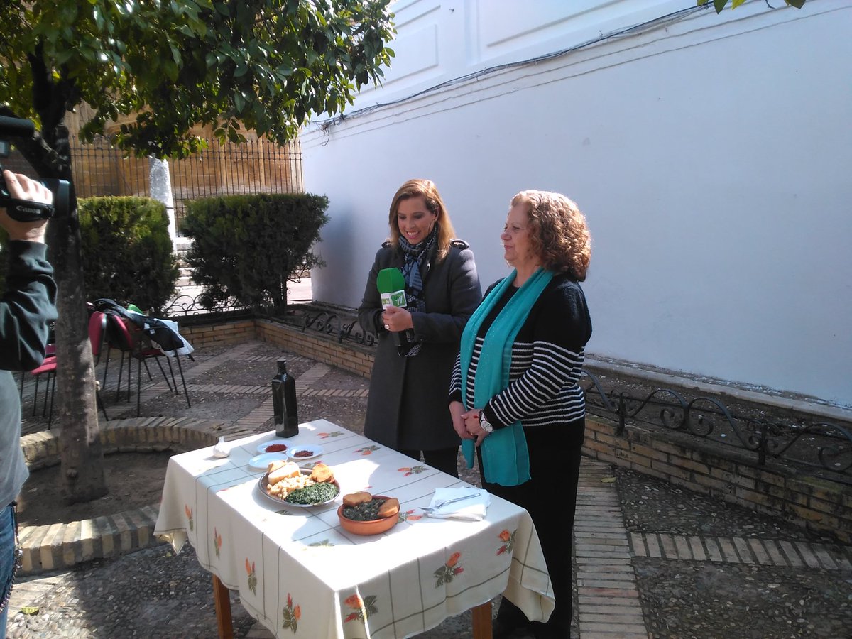 utreraaldia's tweet photo. emitiendo en directo el programa @anacsurtv @RafaRodrigoZ @AnaRMarti desde @CiudadUtrera #Utreralma https://t.co/yXFedZ8hiz