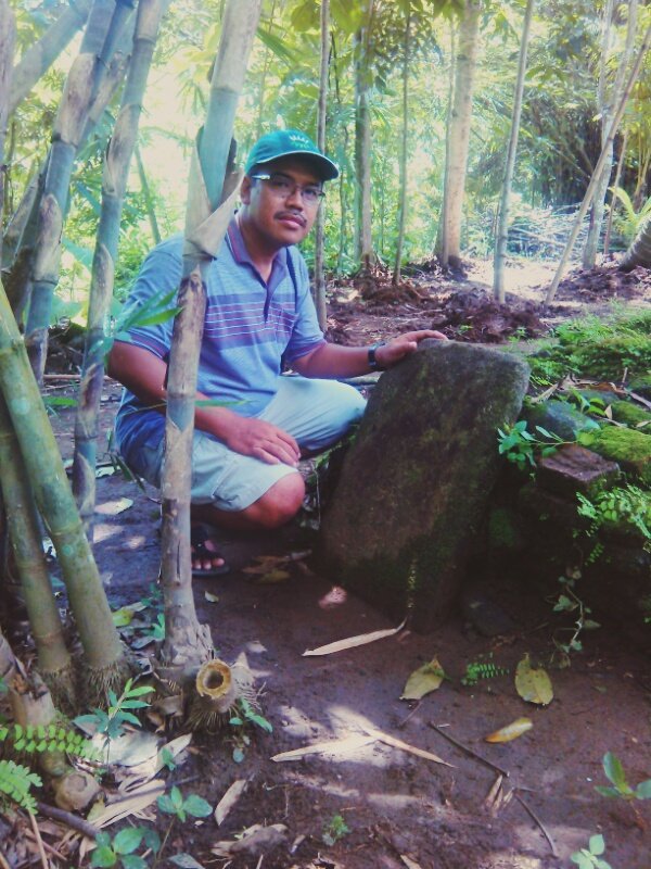 Makam tua dengan batu bertuliskan huruf Tionghoa.ds Jono kec.Bayan@PURWOREJOJATENG . @reviensmedia <a href="/BayanUpdate1/">Bayan Update</a>