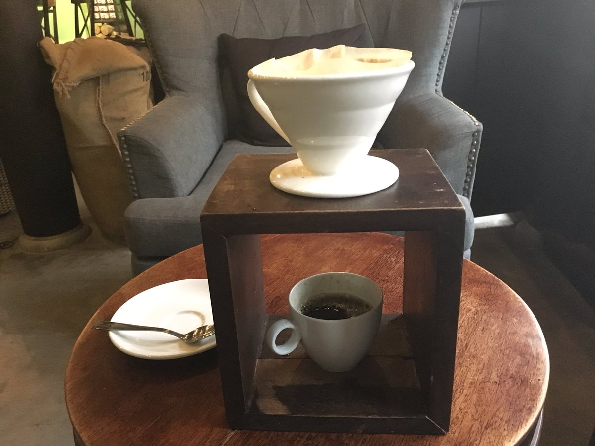 bean_olya's tweet photo. enjoying a pour-over at @hoianroastery in #HoiAn - they brew it right at the table! #coffee https://t.co/xenCgOwIJM