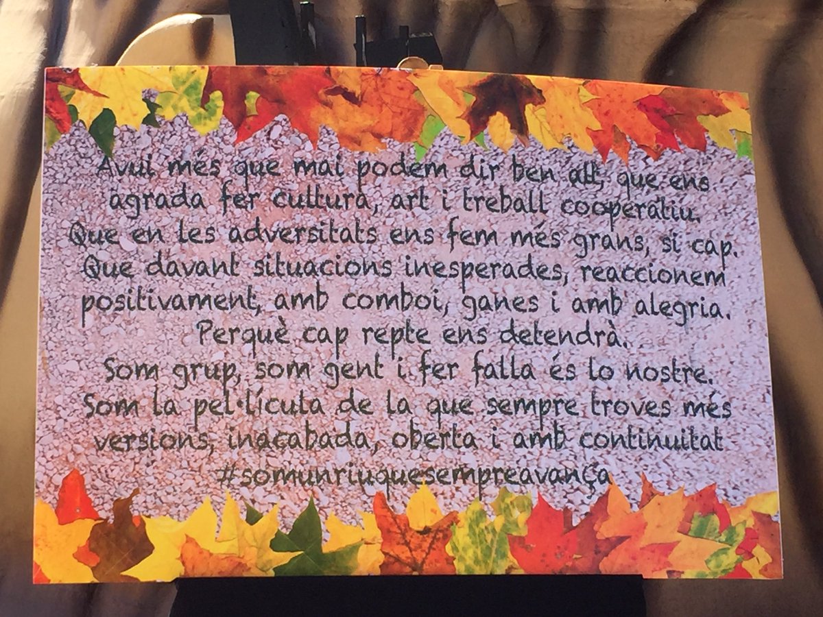 Falla plantada. Sense artista faller, però amb comboi i alegria tot és possible! #Falles16
#FallesUNESCO #planta16