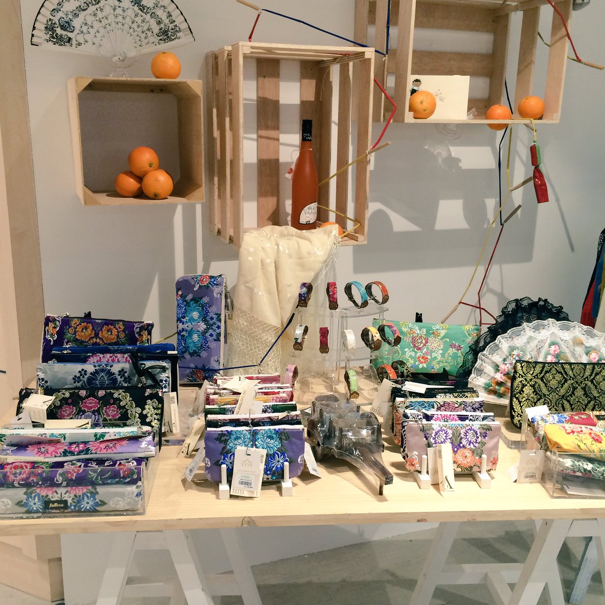 ¡Qué alegría entrar en <a href="/elcorteingles/">El Corte Inglés</a> y ver un corner de <a href="/falleracom/">fallera</a>! #Fallas2016 #fallas #Valencia