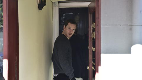 beatles_fass's tweet photo. NEW Tomas #Alfredson & Michael #Fassbender outside the "Schroder" for the filming of #TheSnowman, Oslo! #snømannen https://t.co/6OpbVuImNP
