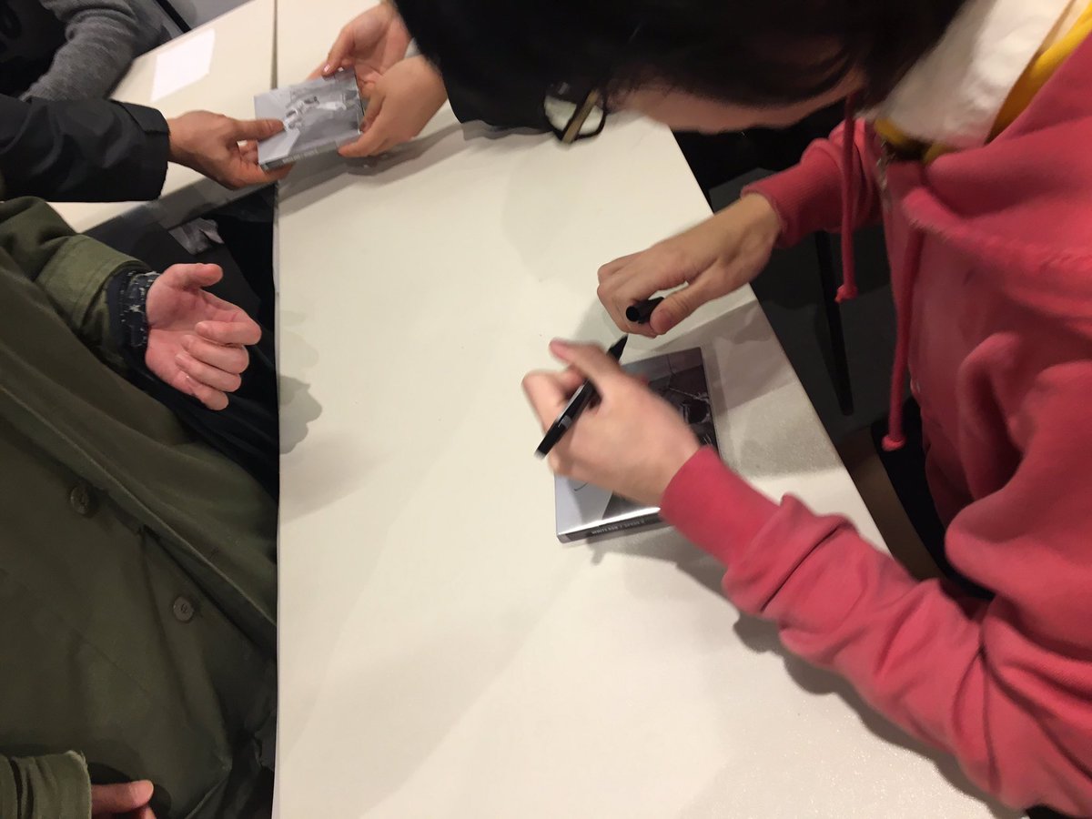 WHITE_ASH_band's tweet image. 渋谷ジャケットサイン終了！
マリカーもたくさんの方に見ていただきありがとうございました！

明日は大阪でイベントあります！
ぜひお楽しみに♫

#SPADE3