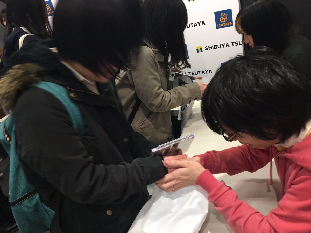 WHITE_ASH_band's tweet image. 渋谷ジャケットサイン終了！
マリカーもたくさんの方に見ていただきありがとうございました！

明日は大阪でイベントあります！
ぜひお楽しみに♫

#SPADE3