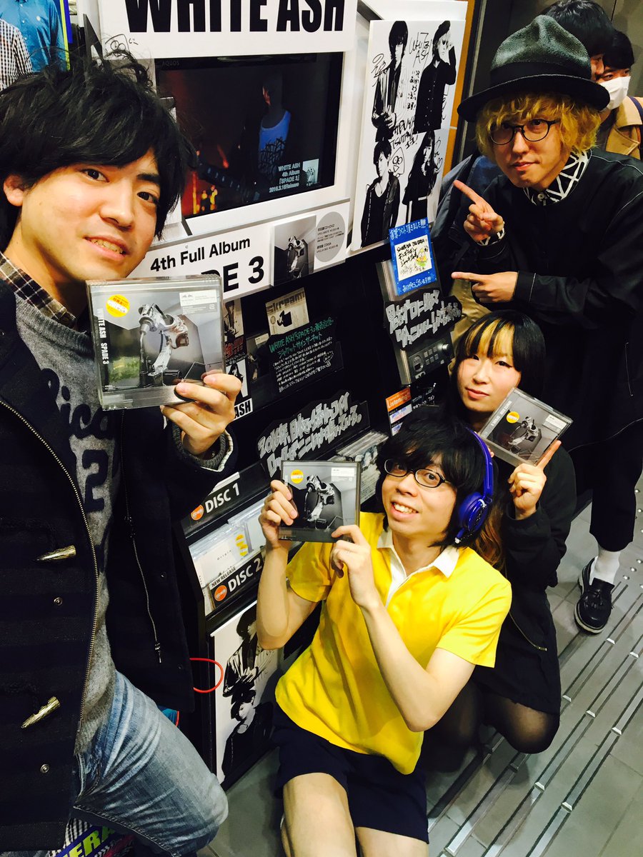 WHITE_ASH_band's tweet image. 渋谷ジャケットサイン終了！
マリカーもたくさんの方に見ていただきありがとうございました！

明日は大阪でイベントあります！
ぜひお楽しみに♫

#SPADE3